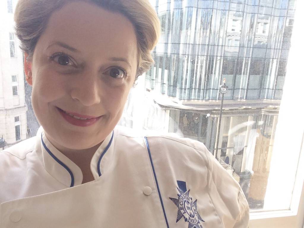 Ex-MasterChef Caroline realiza sonho e alfineta jurados em post