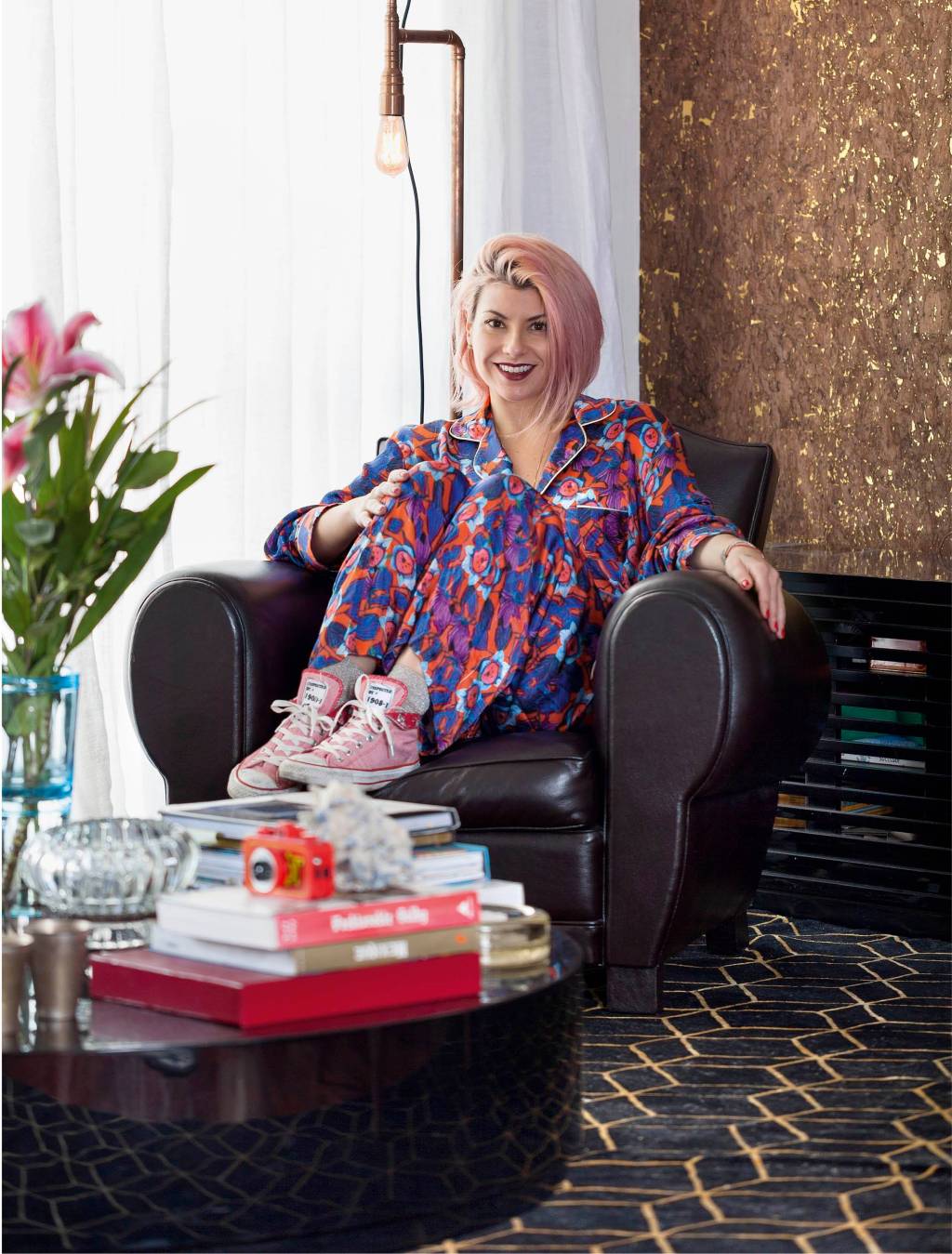 Casa da estilista Helô Rocha é repleta de obras assinadas e religiosidade