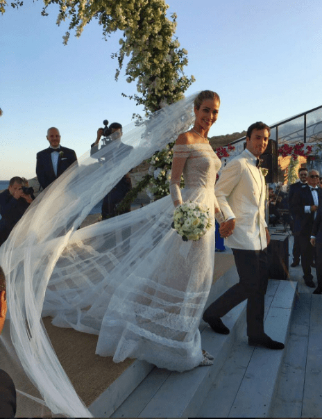 Ana Beatriz Barros se casa na Grécia e Ale Ambrósio, Fernanda Motta e Isabeli Fontana são madrinhas