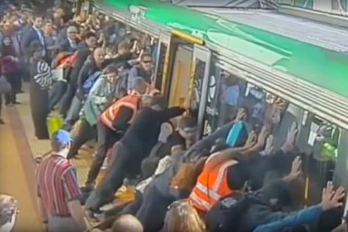 Homem fica preso no metrô