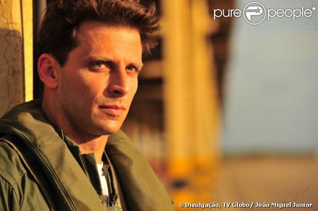 Flor do Caribe: Cassiano é salvo por seus amigos tenentes