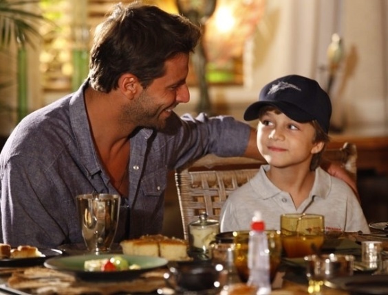 Flor do Caribe: Samuca faz os pais reatarem