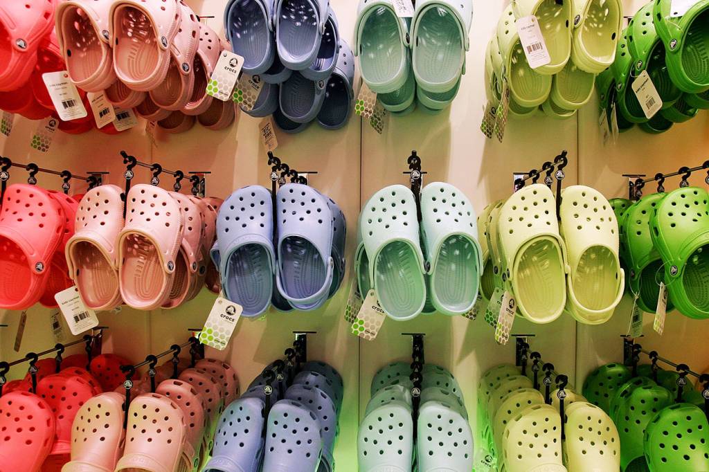 A Crocs lançou uma sandália com salto e o preço impressiona