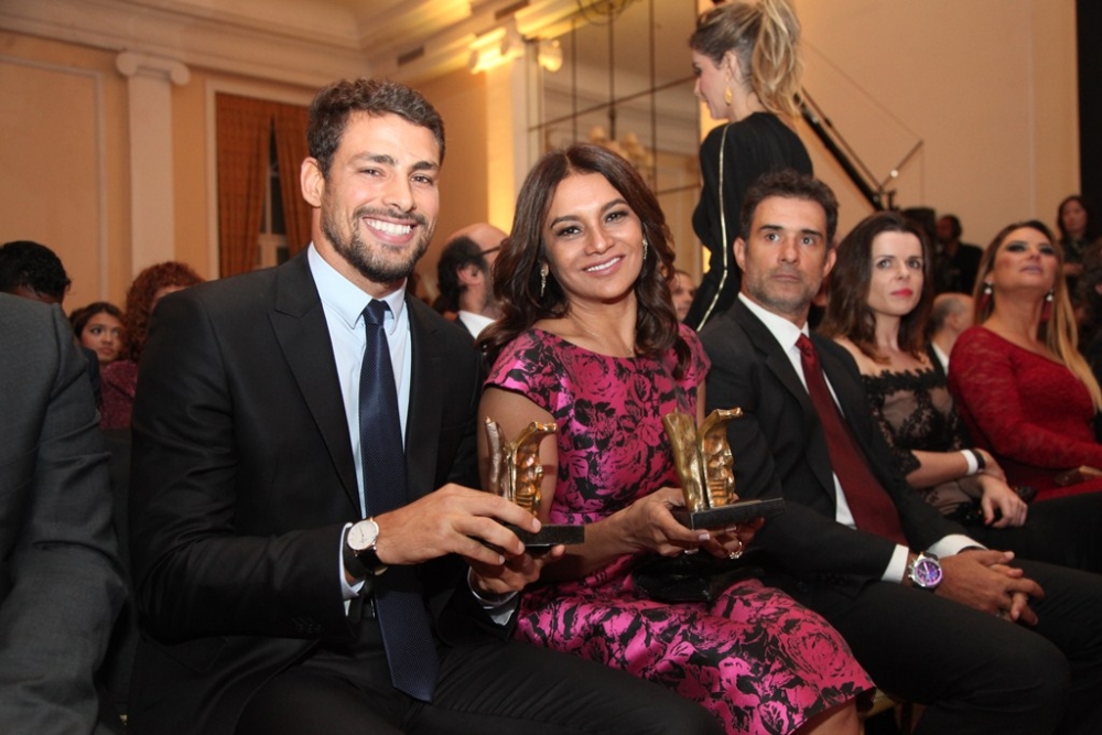 ‘Amores Roubados’ é premiada na categoria Série e Minissérie
