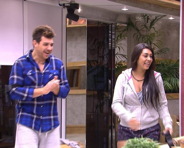 No dia da grande final, brothers são surpreendidos com fotos da família