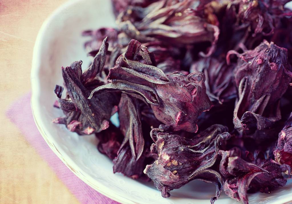 Consumo do chá de hibisco requer moderação: conheça os riscos