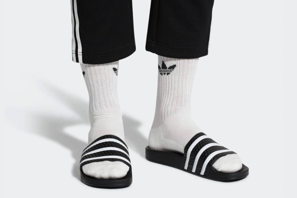 A nova criação diferentona da moda são essas meias para usar com chinelos