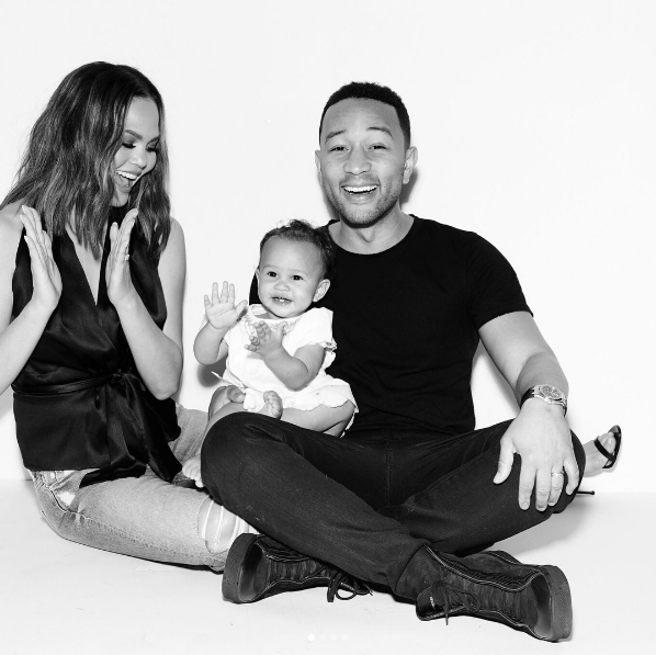 Chrissy Teigen posta lindas fotos para celebrar o 1º ano de Luna