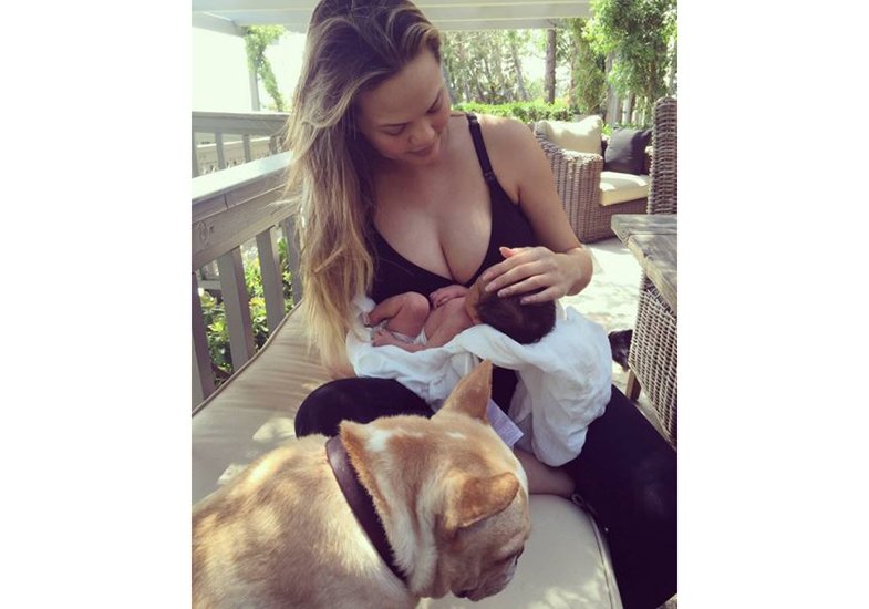 Chrissy Teigen posta primeira foto de Luna Simone, sua filha com John Legend