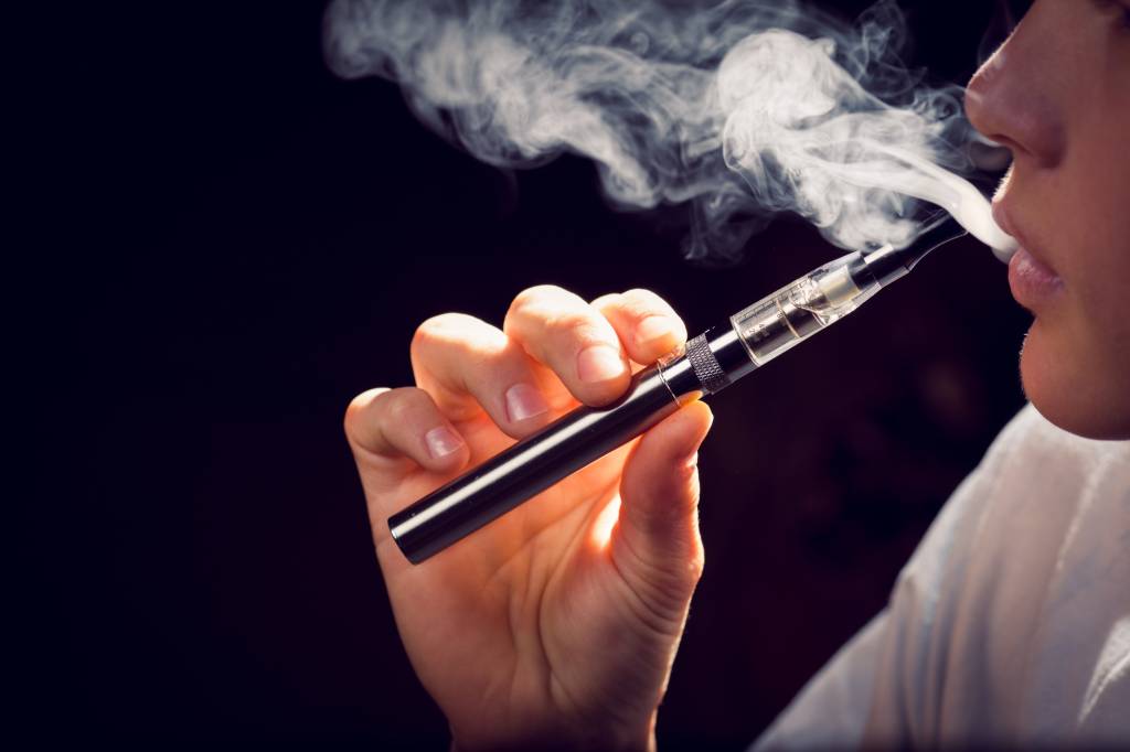Cigarro eletrônico causa câncer? Ajuda a abandonar o vício em fumar?