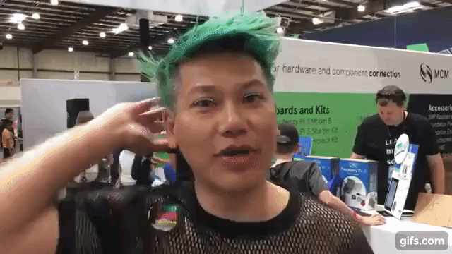 Designer cria cílios postiços de LED e claro que nós queremos