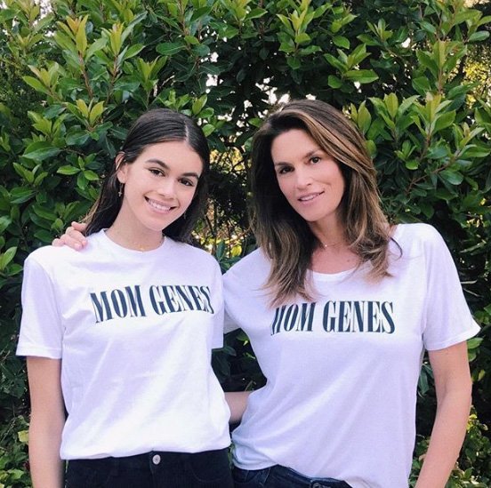 Cindy Crawford mostra semelhança com a filha em fotos antigas