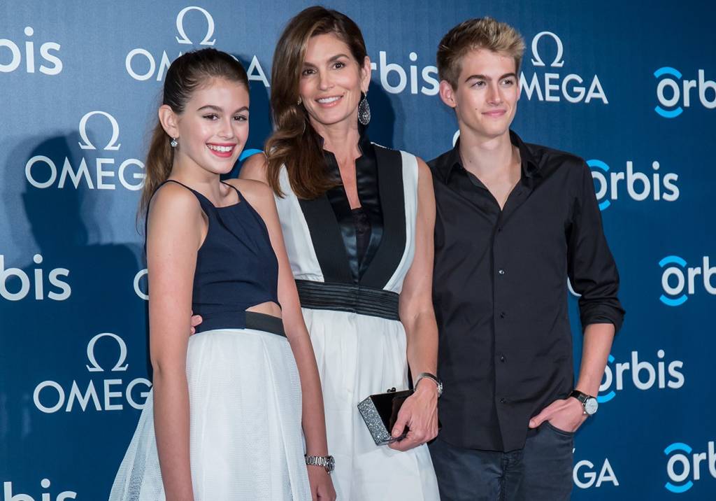 Cindy Crawford leva os filhos para o tapete vermelho – e dupla impressiona por semelhança com a mãe