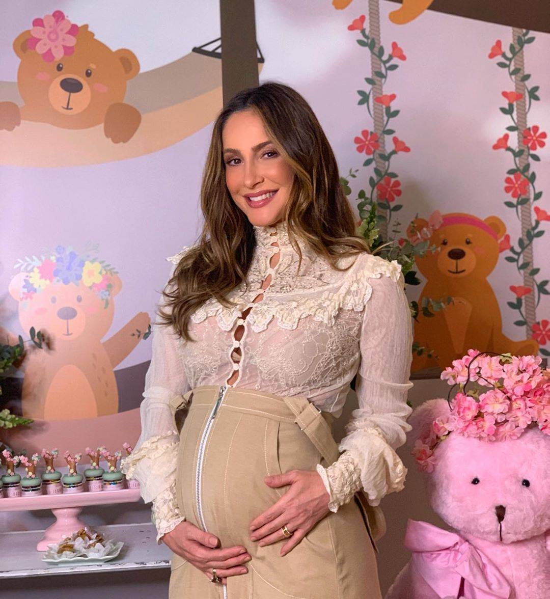 Grávida, Claudia Leitte fez o melhor desafio da garrafa até agora