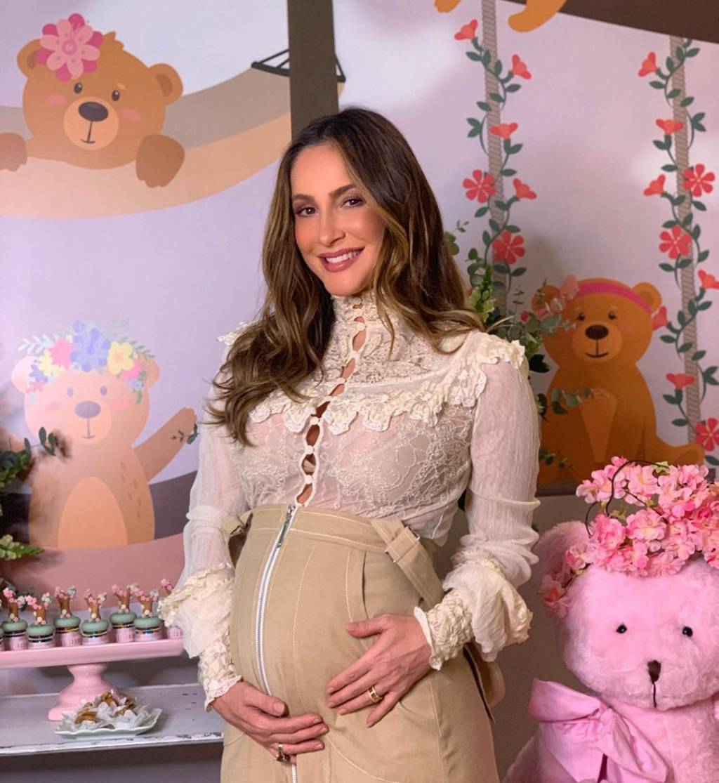 Grávida, Claudia Leitte fez o melhor desafio da garrafa até agora