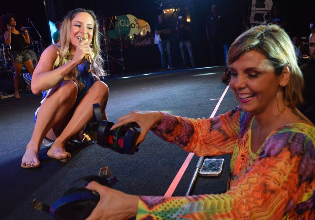 Claudia Leitte se empolga em ensaio e conta com a ajuda de Carla Perez para tirar as sandálias