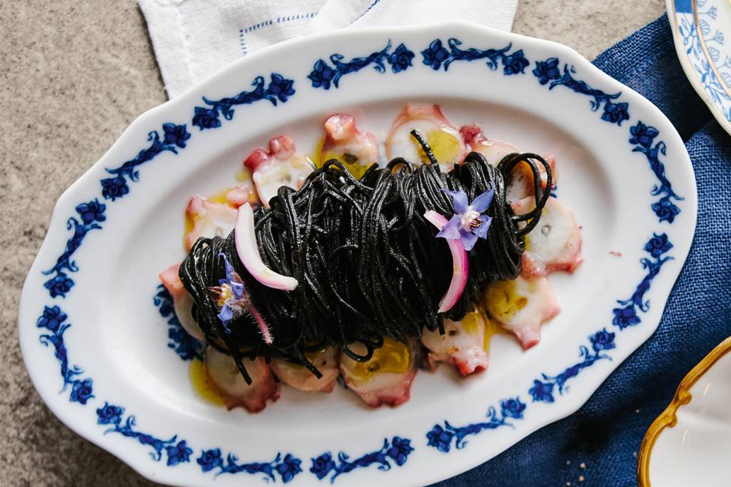 Espaguete nero com carpaccio de polvo e picles de cebola roxa