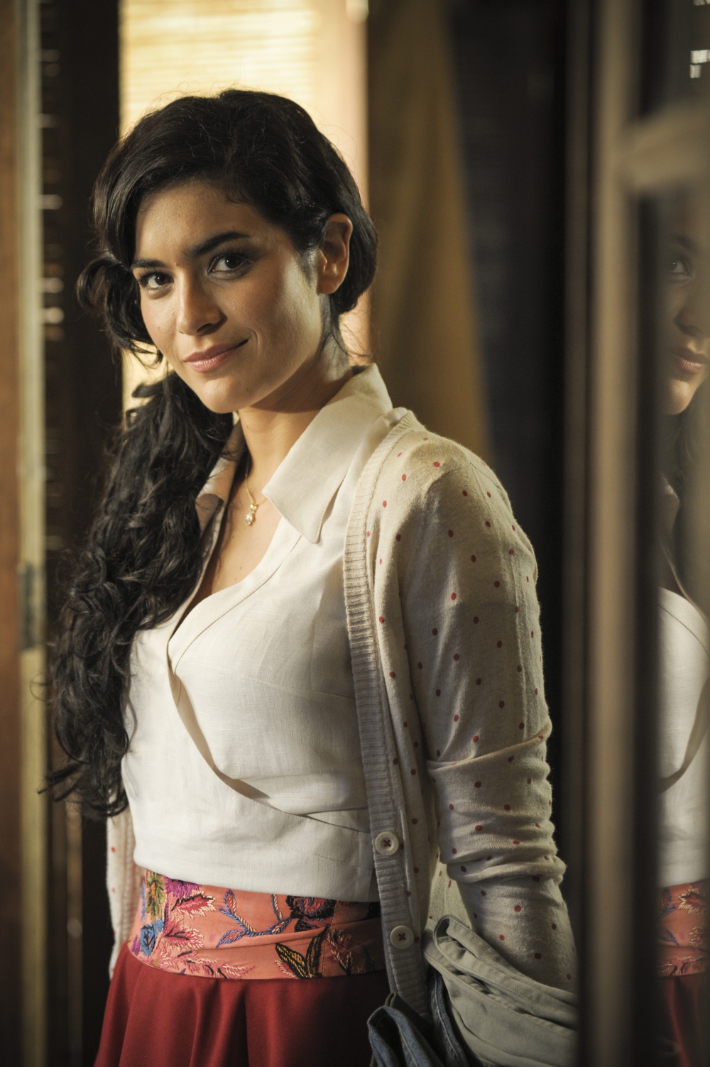 Flor do Caribe: Cristal se alia a Alberto para conquistar Cassiano