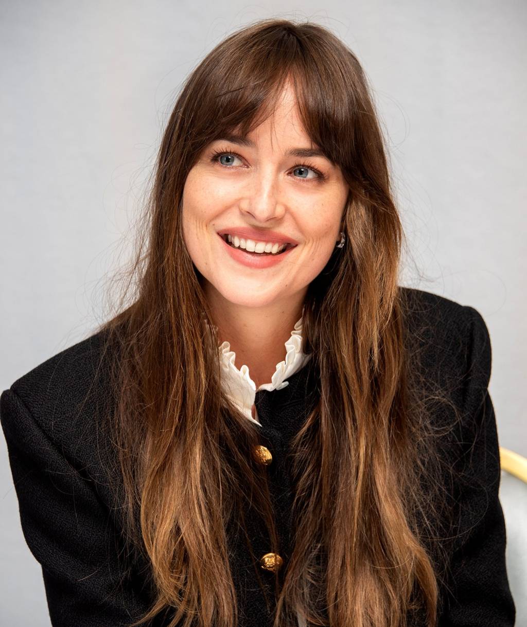 A humanidade pode respirar aliviada: Dakota Johnson usou um look fabuloso
