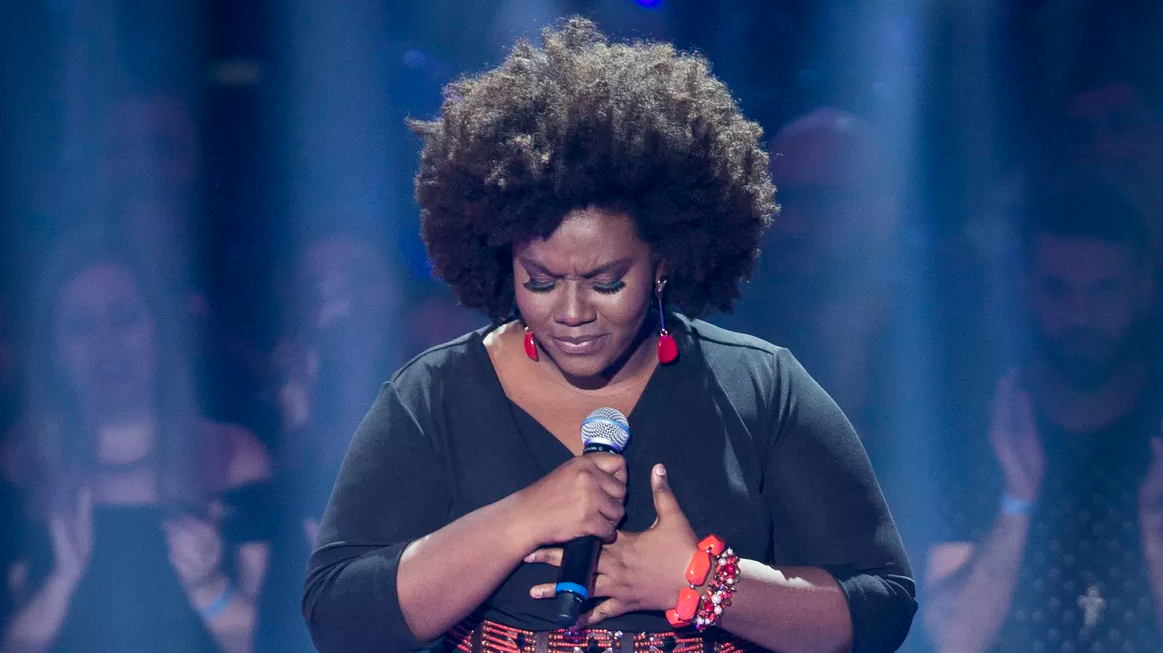 Damiana Sadili esquece letra no ‘The Voice’ e recebe força de técnicos