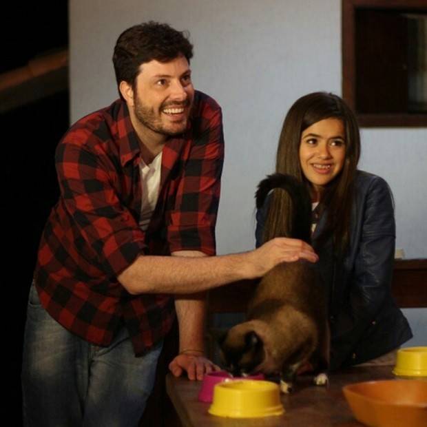 Danilo Gentili apresenta seu gatinho de estimação para Maísa Silva