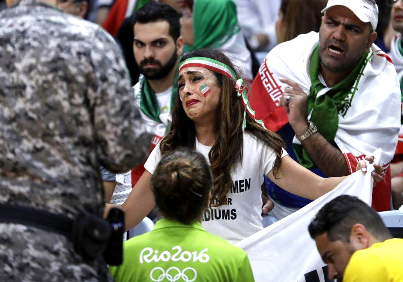 Comitê Olímpico ignora ordem e reprime protesto de iraniana por mulheres nos estádios