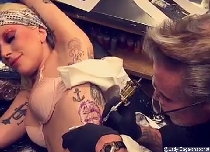 Lady Gaga faz tatuagem com o rosto de David Bowie
