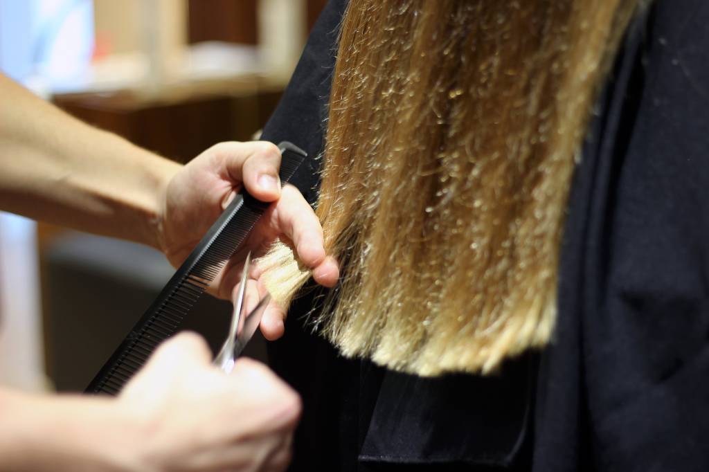 Cortar o cabelo na Lua Cheia favorece o crescimento dos fios?