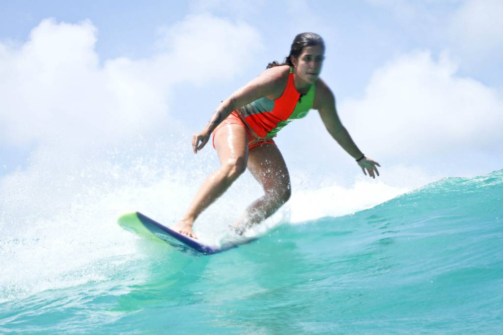 Mulheres ao mar: surfistas conquistam lugar na costa carioca