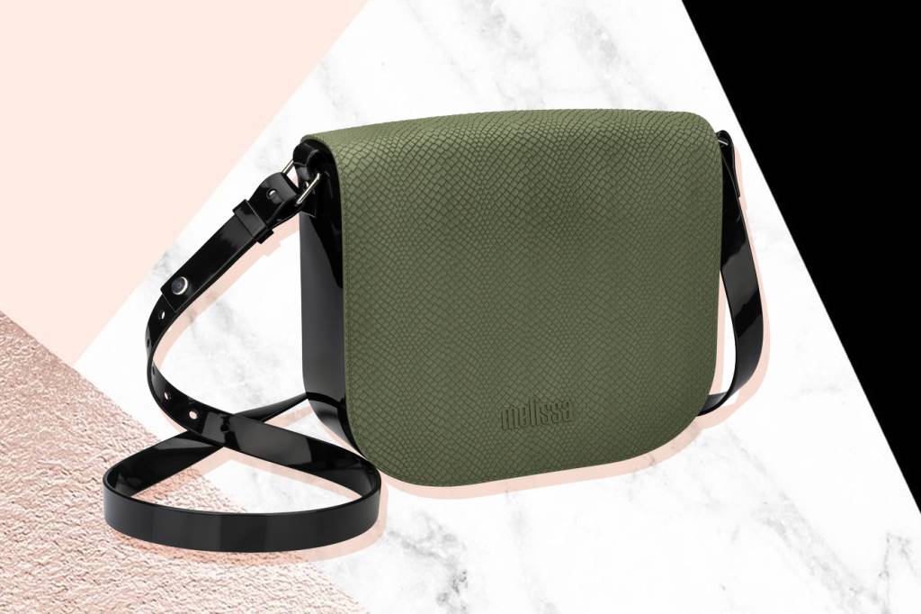 Melissa lança modelos de bolsas e sandálias com textura de cobra