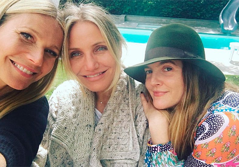 Drew Barrymore faz selfie com amigas famosas sem maquiagem