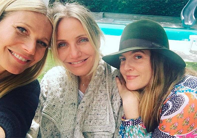 Drew Barrymore faz selfie com amigas famosas sem maquiagem