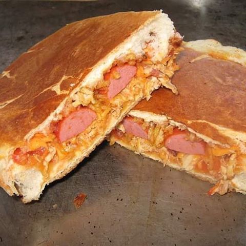 Dogão. Cachorro quente (ou hot dog, como preferir) é algo facilmente encontrado em todos os lugares do globo. O que o restante do mundo não tem é o que a gente chama de dogão: com purê de batata, milho, batata palha e prensado.