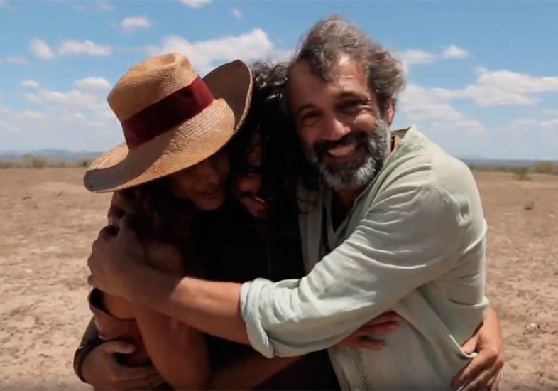 Em vídeo inédito, Domingos Montagner celebra final de “Velho Chico” com Camila Pitanga e Gabriel Leone