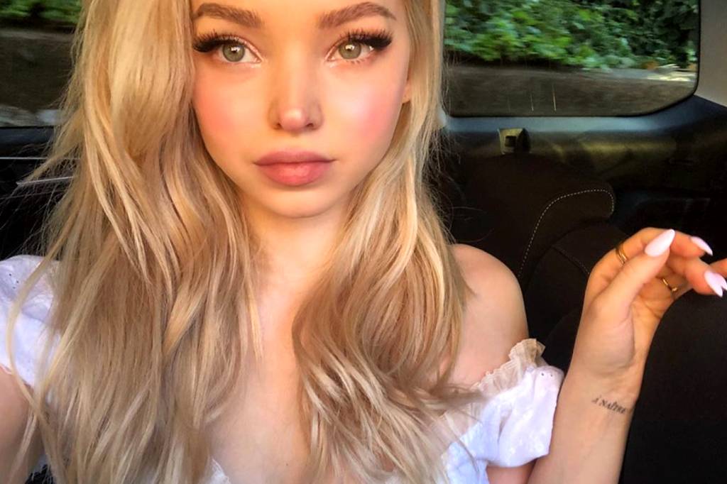 Após foto sem sutiã, Dove Cameron é criticada porque ela tem… mamilos