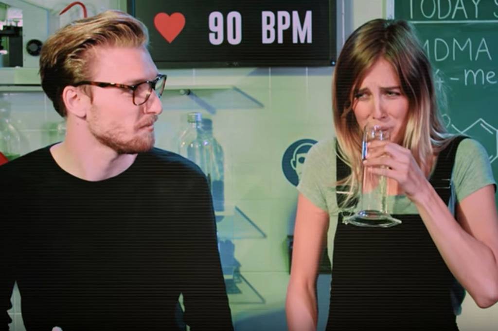 Youtubers experimentam todo tipo de droga em vídeos educativos