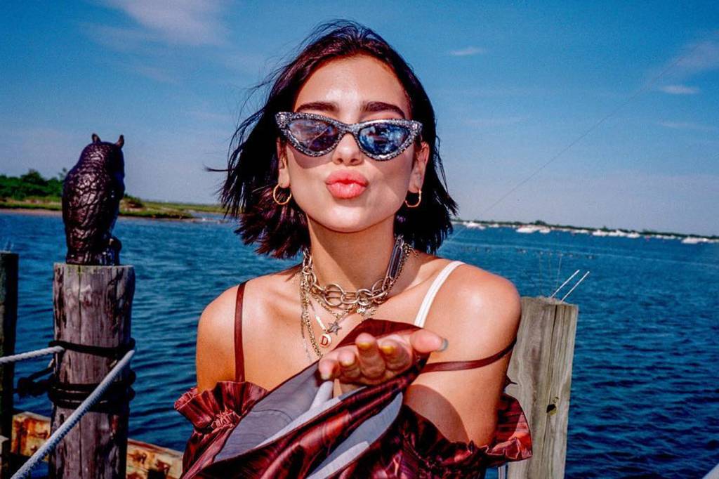 Dua Lipa fala sobre #EleNão no tapete vermelho do American Music Awards