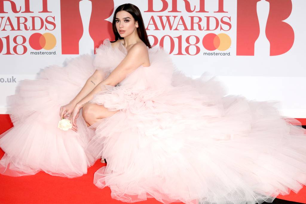 É hora de reconhecer o quão fabulosa Dua Lipa está nesse vestido
