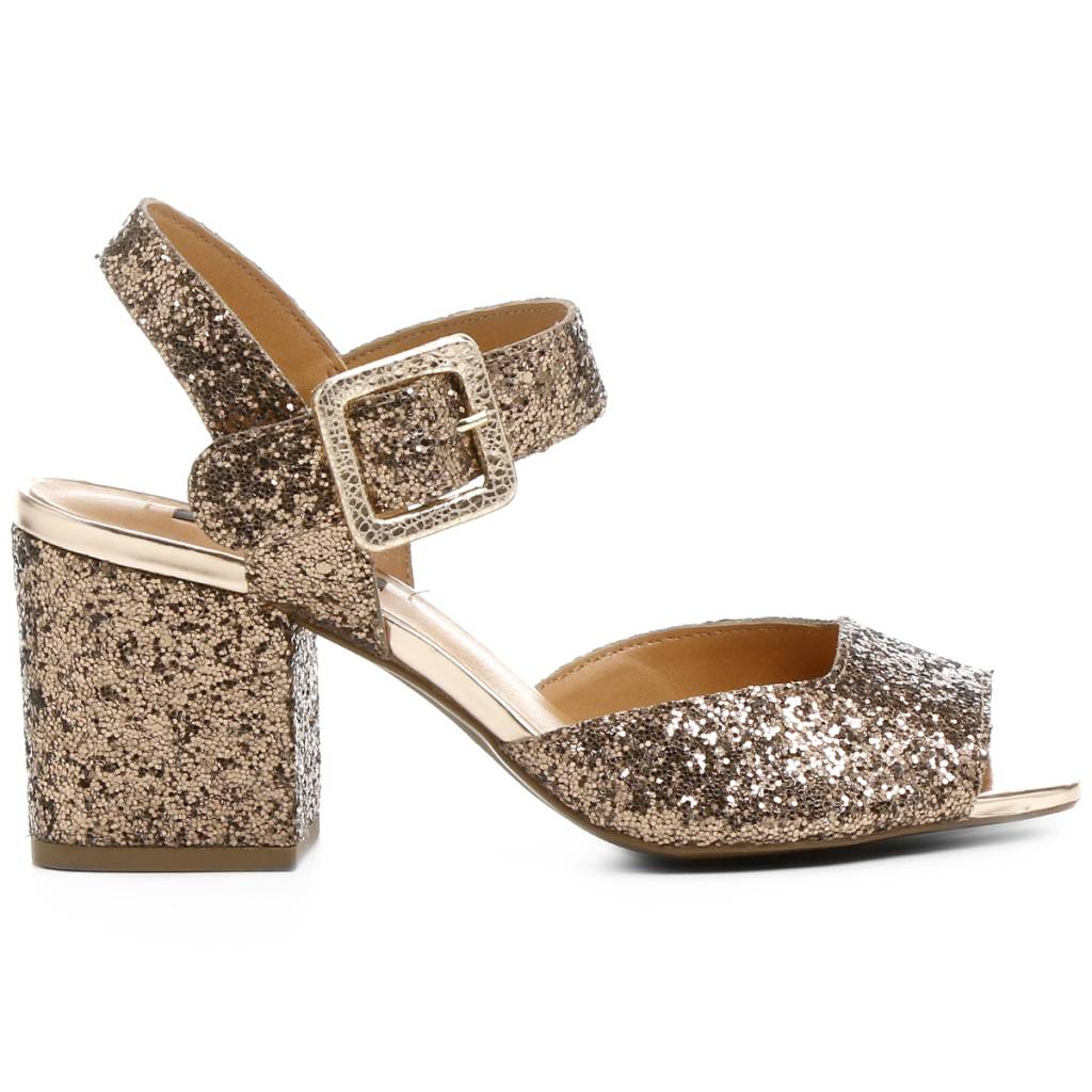 <span>Sand&aacute;lia, <strong>Jorge Bischoff</strong>,&nbsp;</span><span>R$ 299,90</span>