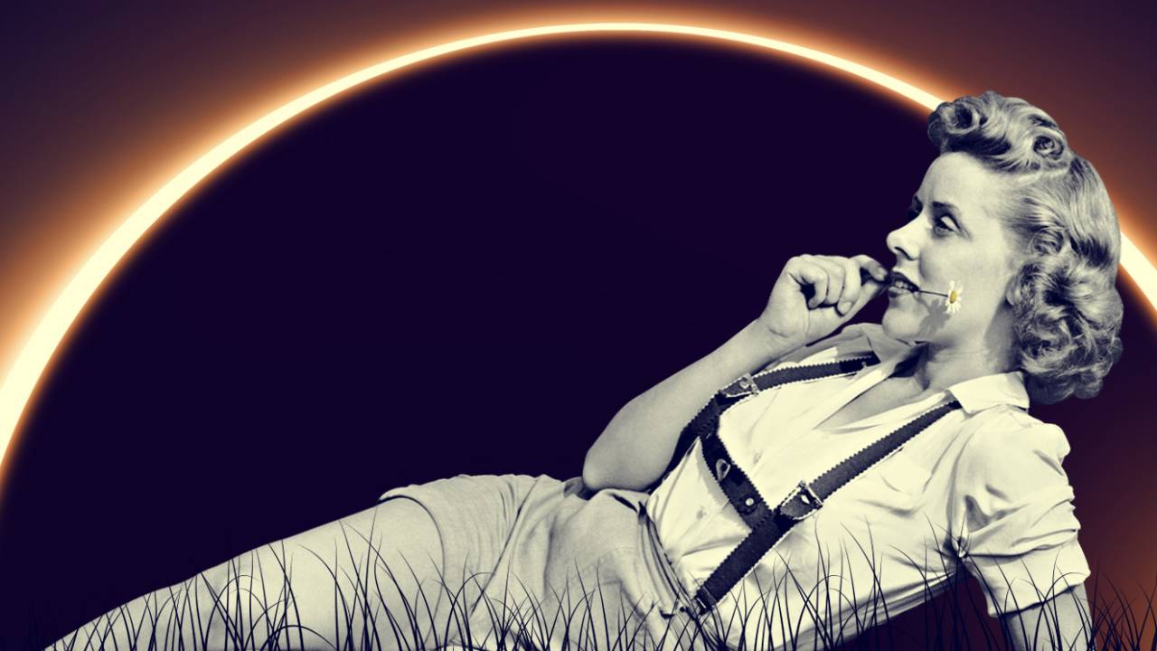 Colagem de uma mulher deitada apoiada no cotovelo com uma flor na boca e o eclipse lunar de fundo
