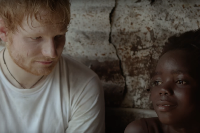 Ed Sheeran se emociona com menina que perdeu o pai para o Ebola