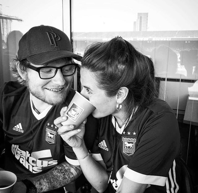 Ed Sheeran agora é um homem casado e nós queremos todos os detalhes
