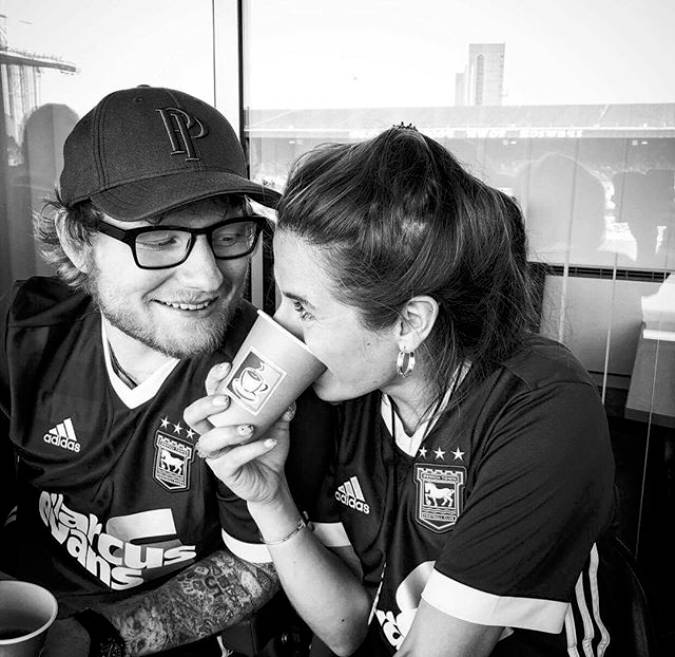 Ed Sheeran agora é um homem casado e nós queremos todos os detalhes