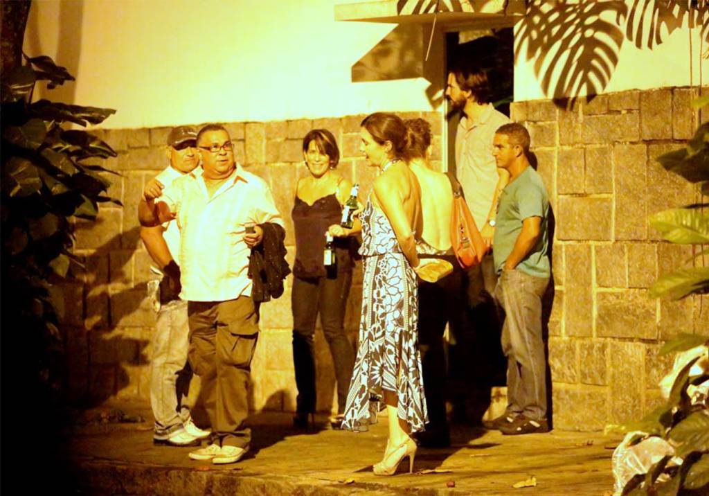 Elenco de ‘Babilônia’ se reúne para conferir as emoções do primeiro capítulo