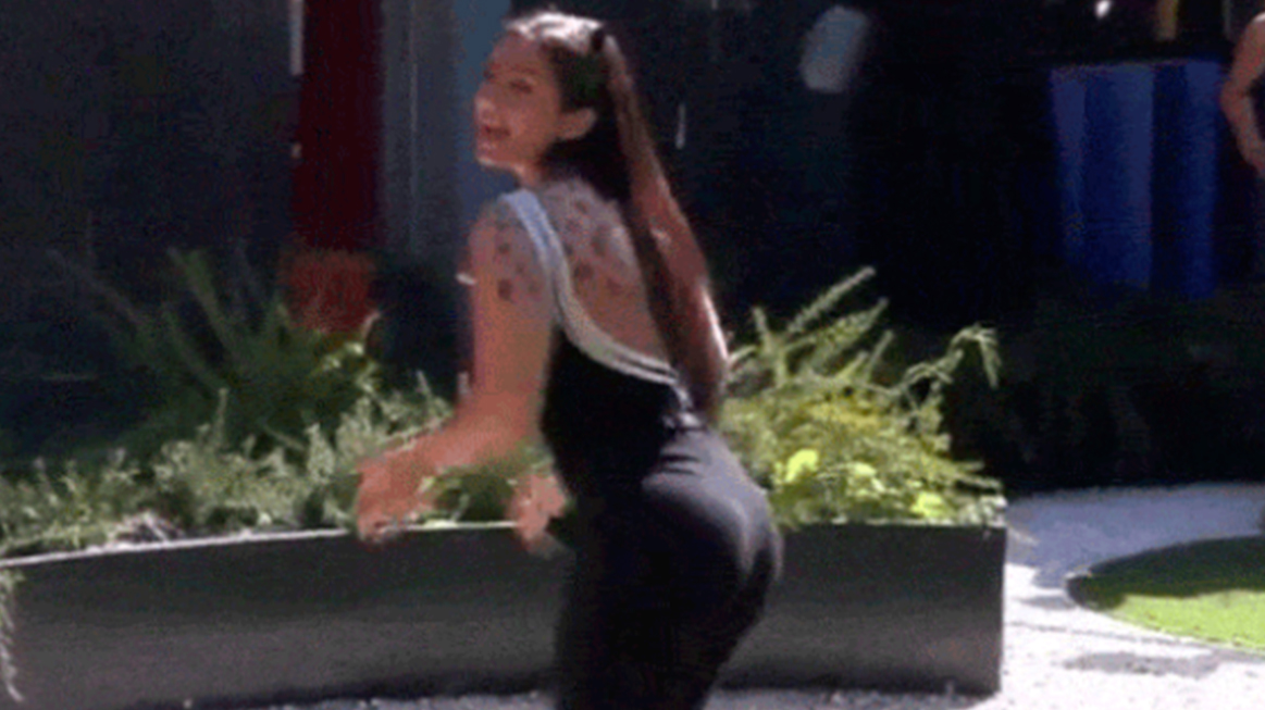 Elettra sai do Gran Hermano literalmente sambando pra inimiga