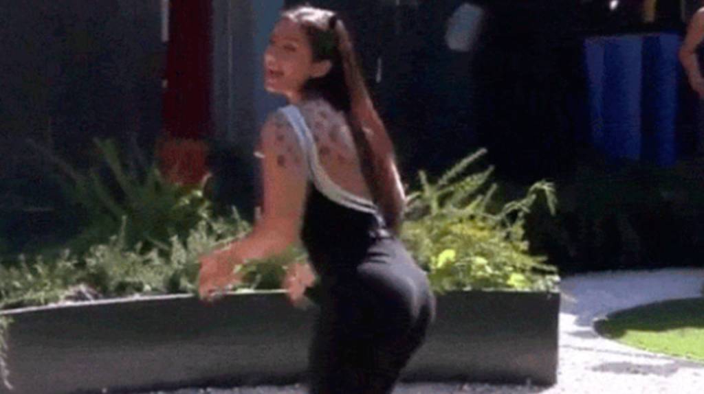 Elettra sai do Gran Hermano literalmente sambando pra inimiga