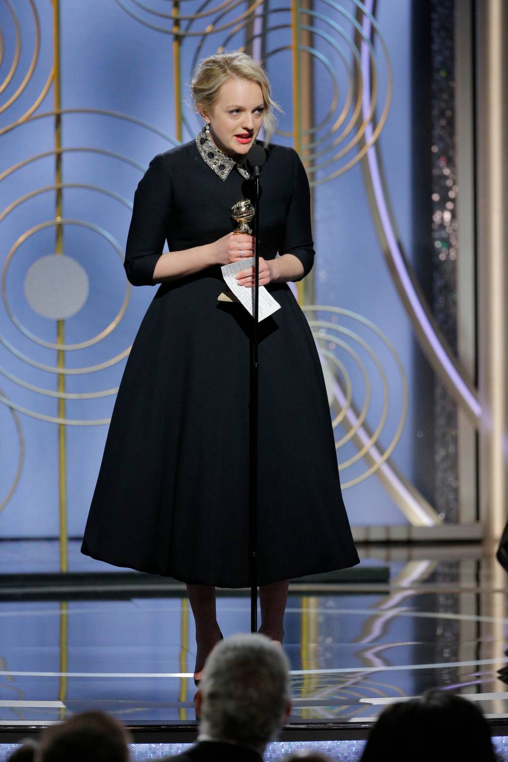Elisabeth Moss faz discurso com trecho de “The Handmaid’s Tale”