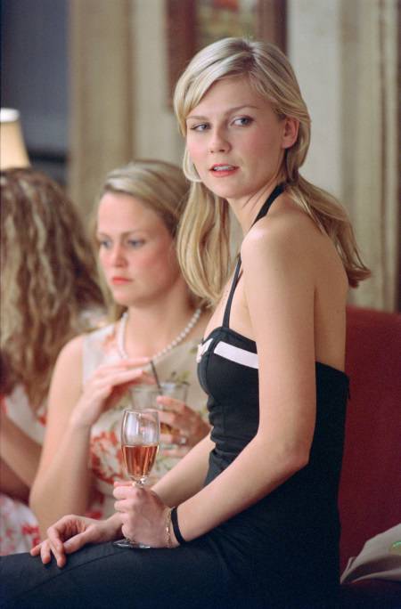 Um pretinho b&aacute;sico para uma das cenas do filme dirigido por Cameron Crowe.