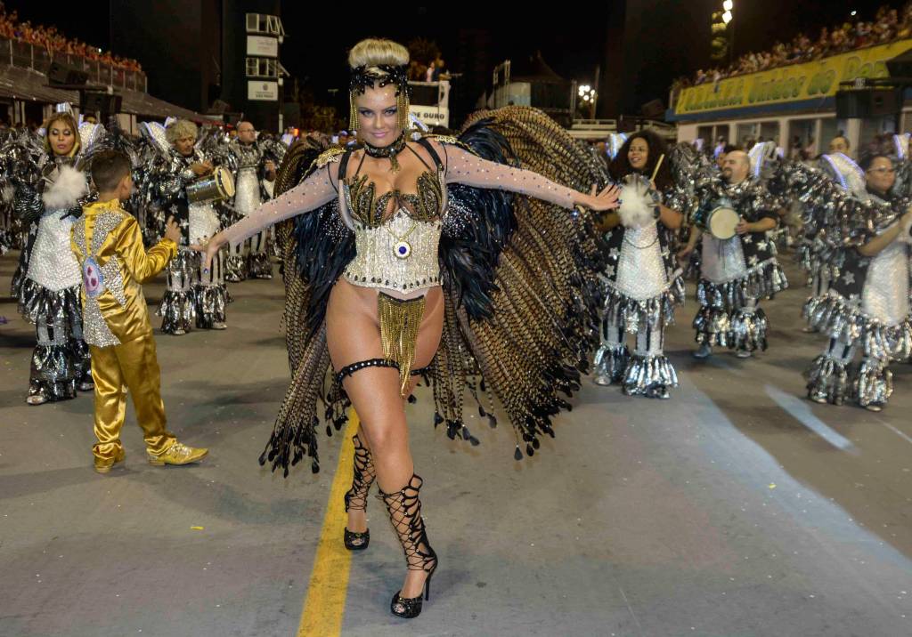 Em clima de comemoração, escolas campeãs desfilam em São Paulo