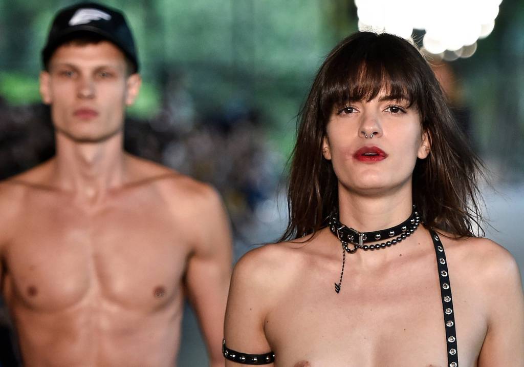 Modelo que mostrou os seios no SPFW tem foto banida: “um absurdo”